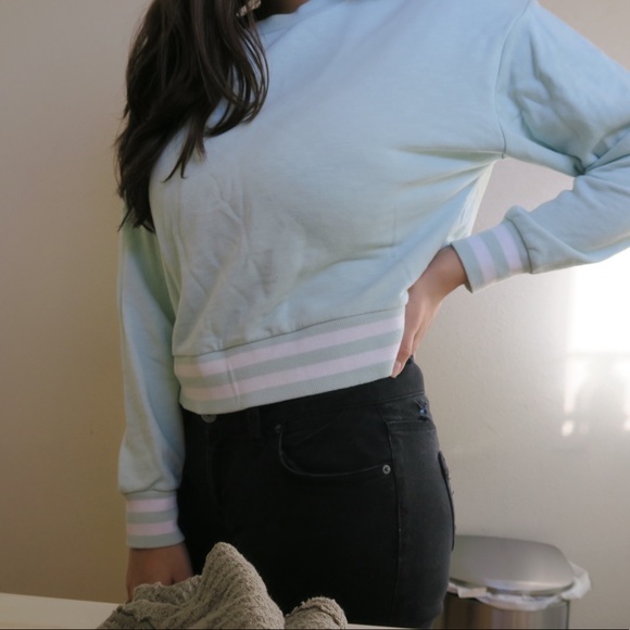 Cropped Sweatshirt - Picture 2 of 3